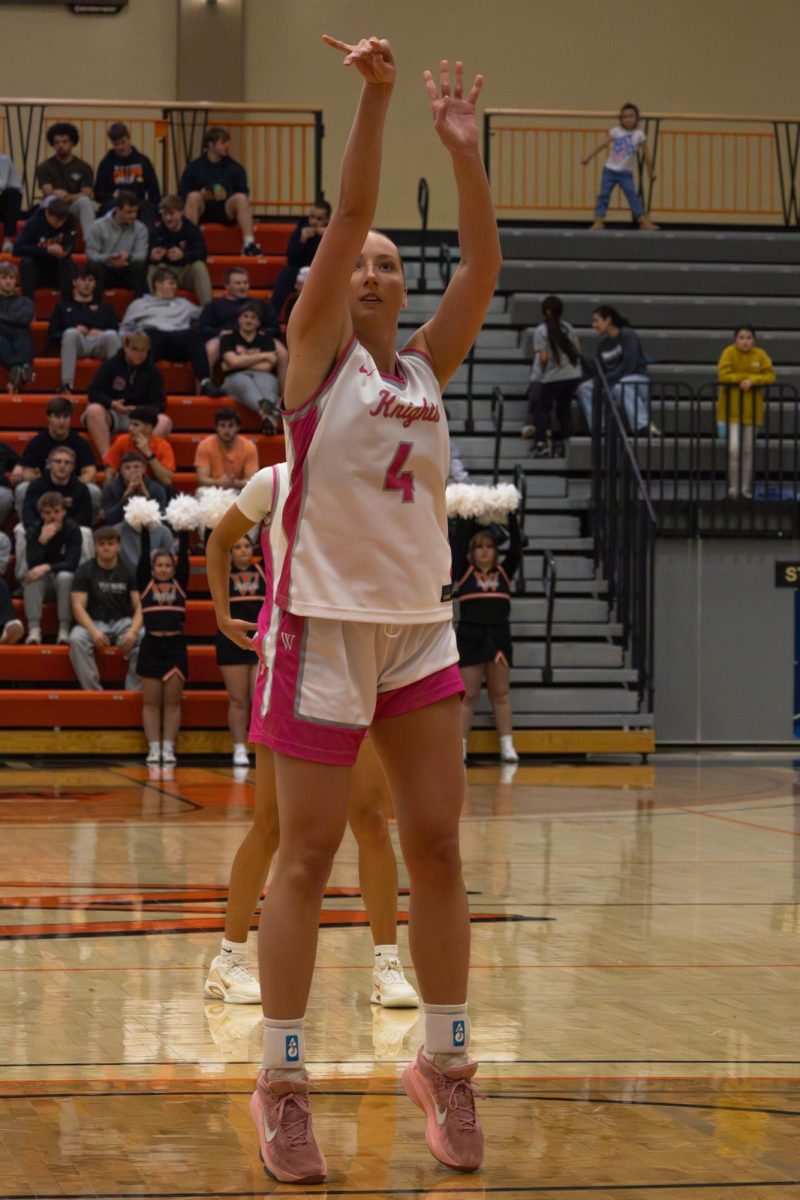 Junior Lauren Golinghorst shoots a free throw during the game against Luther College. 